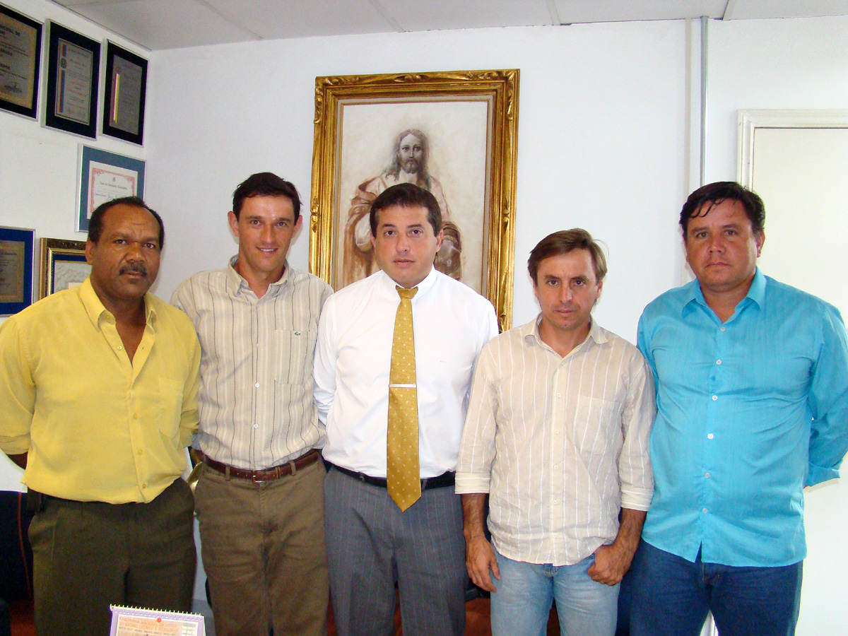 Jorge Caruso (centro) com lideranas de Caconde<a style='float:right;color:#ccc' href='https://www3.al.sp.gov.br/repositorio/noticia/04-2008/JORGE CARUSO CACONDE A.jpg' target=_blank><i class='bi bi-zoom-in'></i> Clique para ver a imagem </a>